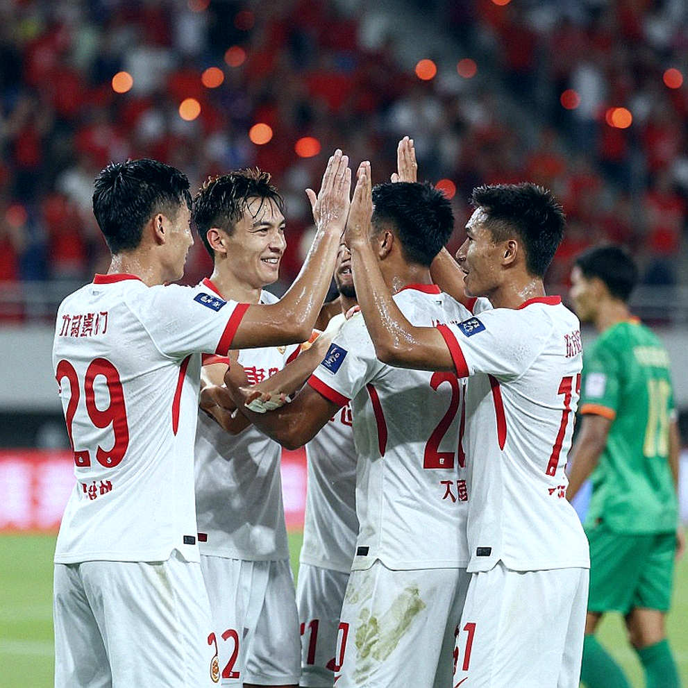 Món quà của Enzo Fernández và khoảng lặng trước lời từ biệt của một thế hệ