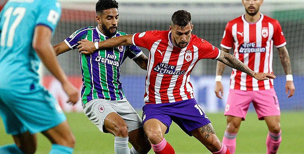 Ba trung vệ ở V.League: an toàn cho HLV, áp lực cho không gian