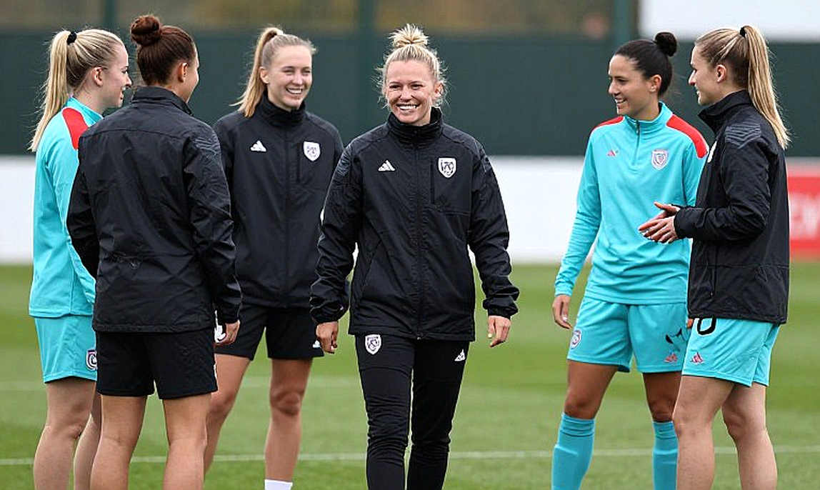 Man City thất bại trong cuộc săn tìm đội phòng ngự thay thế Miedema: Cái bẫy của việc mua sắm phút chót