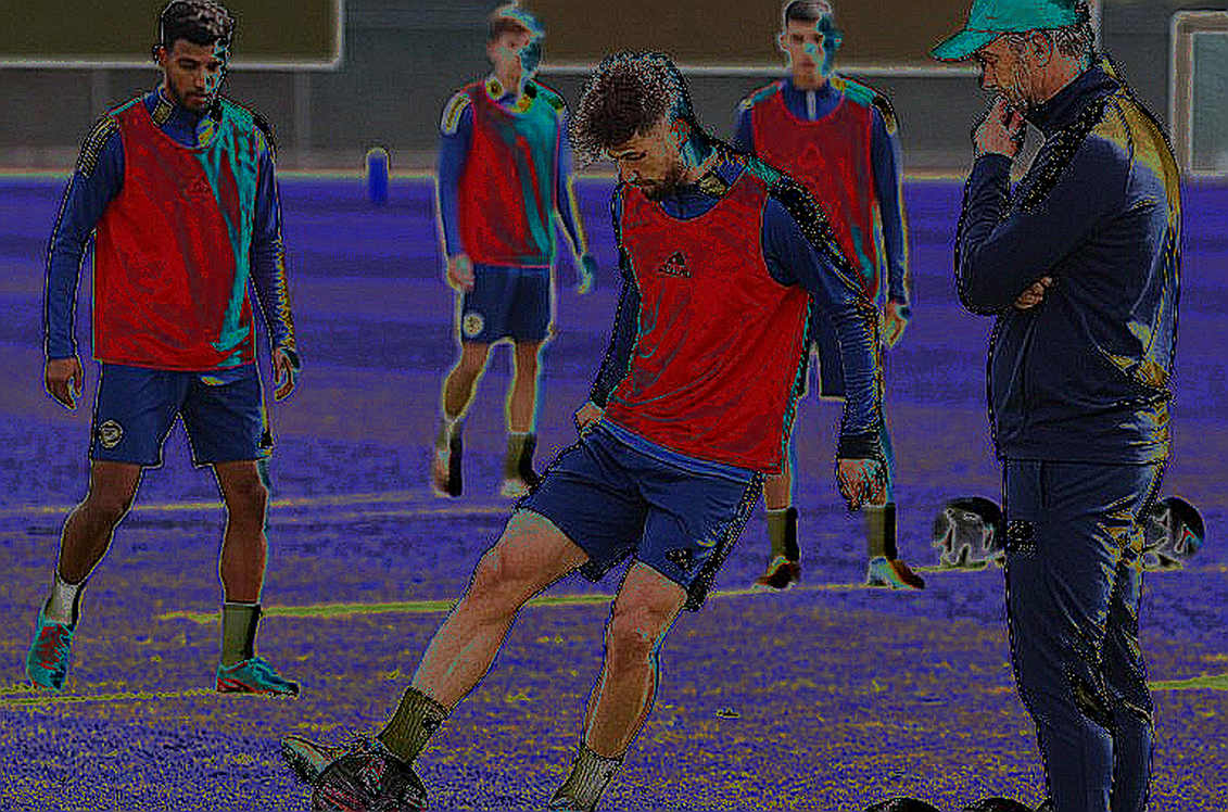 Mendes đau nhẹ trước đại chiến Barcelona: Enrique cố tình nói mập mờ, hay PSG thật sự mất người?
